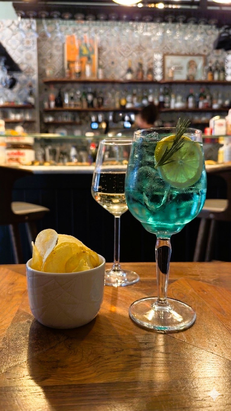 Aperitivo da Caffé Vintage — cocktail e patatine al bancone