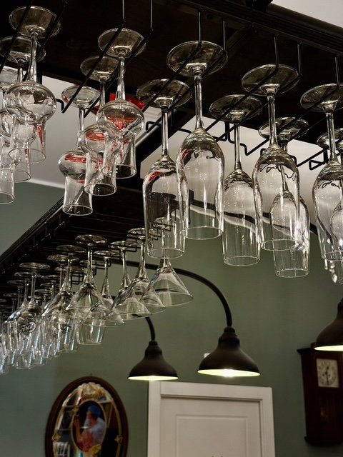 Bicchieri appesi al soffitto
